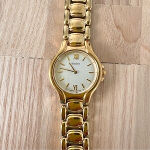 Seiko ladies round gold tone dress watch NEW BATTERY